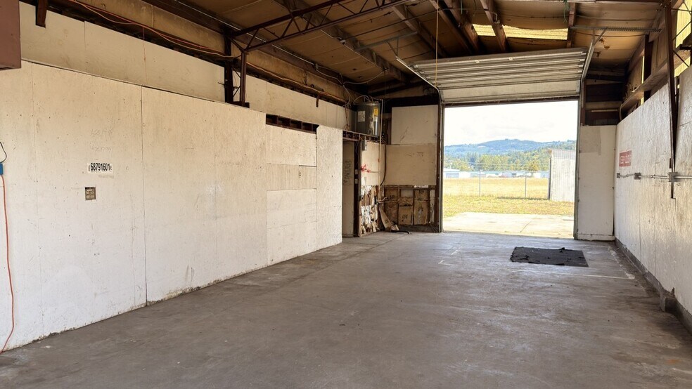 More Photos Of 2144 Pacific Ave S, Kelso Warehouse For Lease