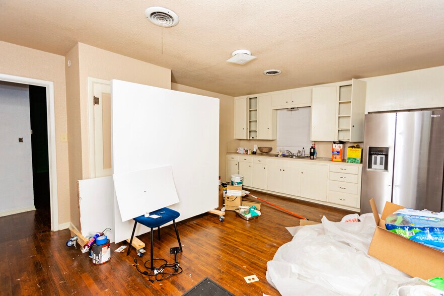 More Photos Of 415 N Main St, Belton General Retail For Sale