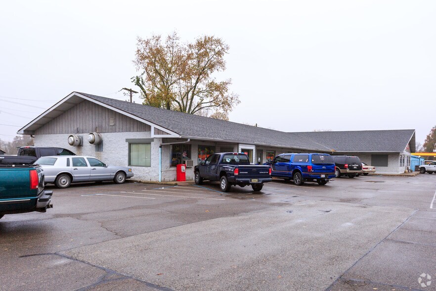 More Photos Of 418-426 E Broadway St, Fortville Storefront For Lease