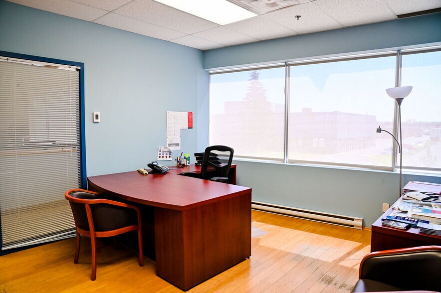 More Photos Of 1855 Rue Saint-Régis, Dollard-des-Ormeaux Office For Lease