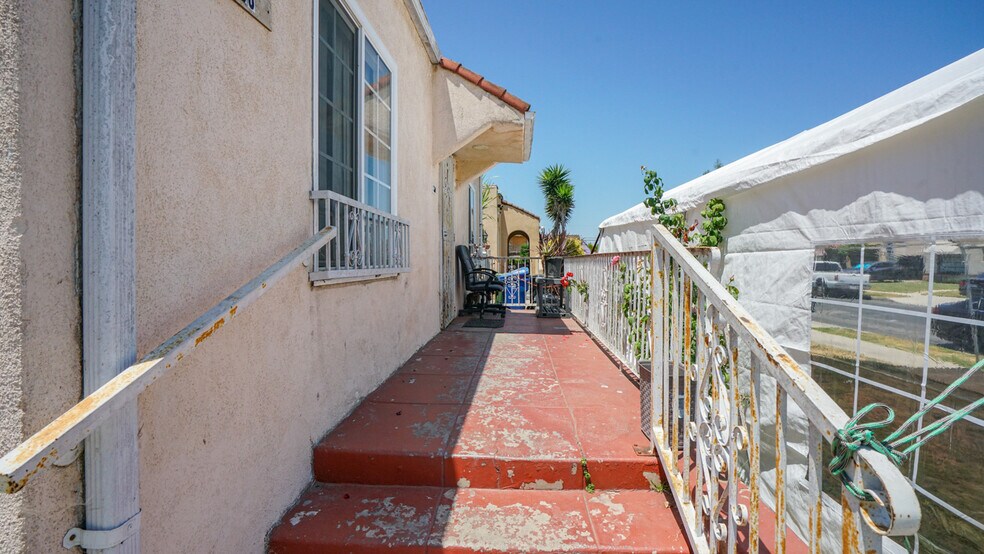 More Photos Of 2056 W 67th St, Los Angeles Apartments For Sale