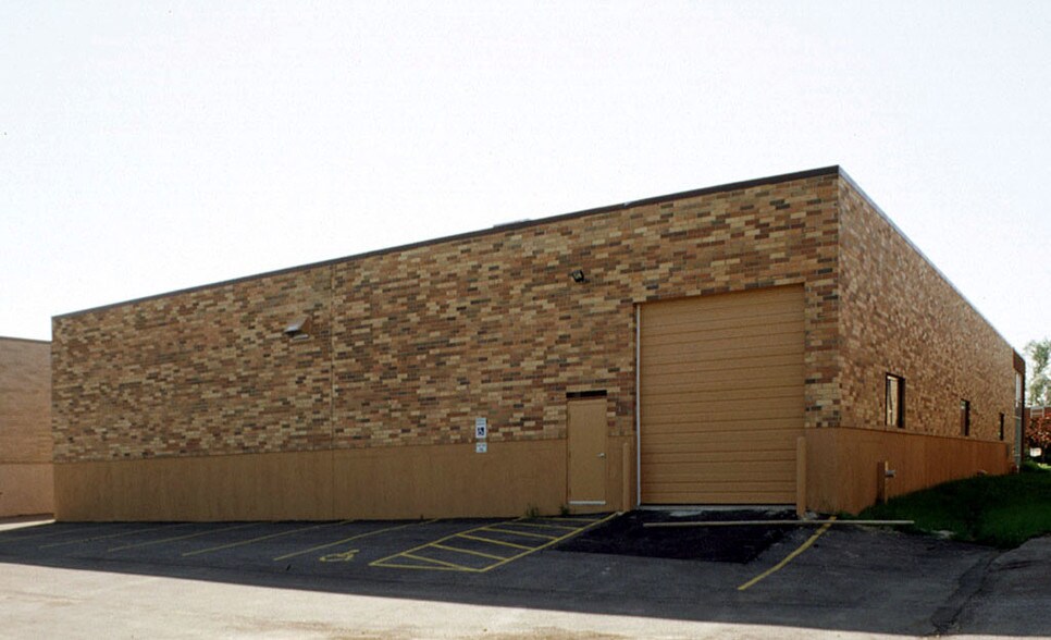 More Photos Of 1556 St Paul Ave, Gurnee Warehouse For Lease