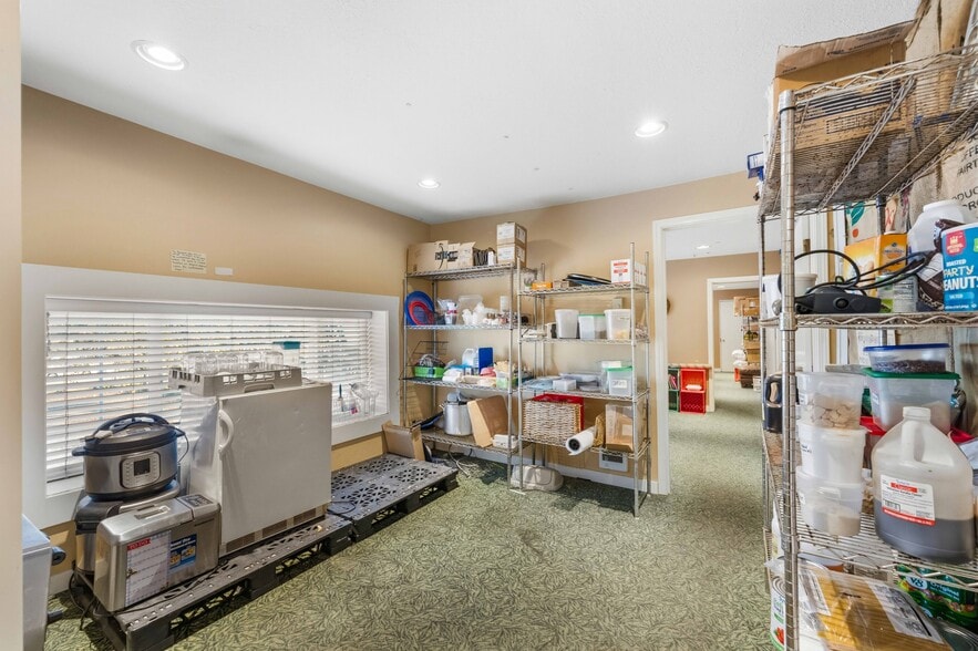 More Photos Of 171 S Broadway, Coos Bay General Retail For Sale