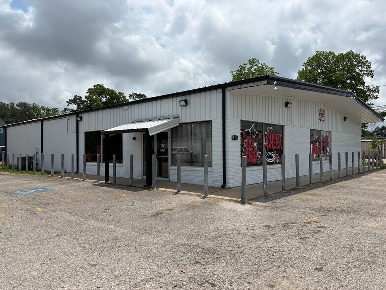 Primary Photo Of 1913 S Gordon St, Alvin Freestanding For Lease