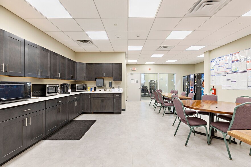 More Photos Of 11 York Ave, West Caldwell Manufacturing For Lease