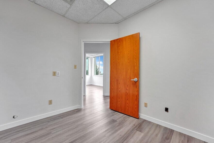 More Photos Of 11861 88 Av, Delta Office For Lease