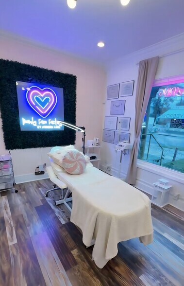 More Photos Of 2303 E Cesar Chavez St, Austin Freestanding For Lease