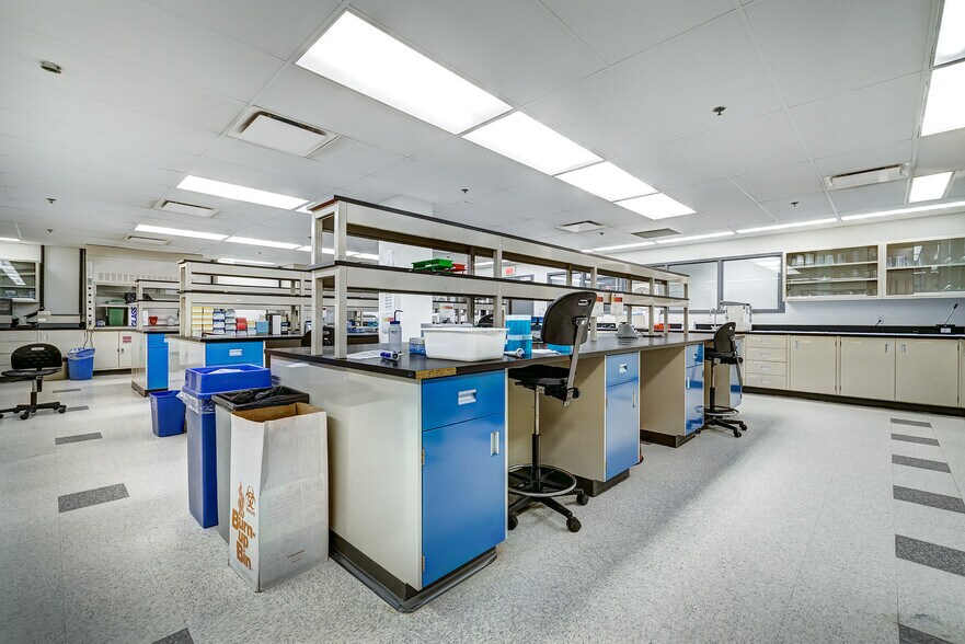 Primary Photo Of 3885 Boul Industriel, Laval Office For Lease