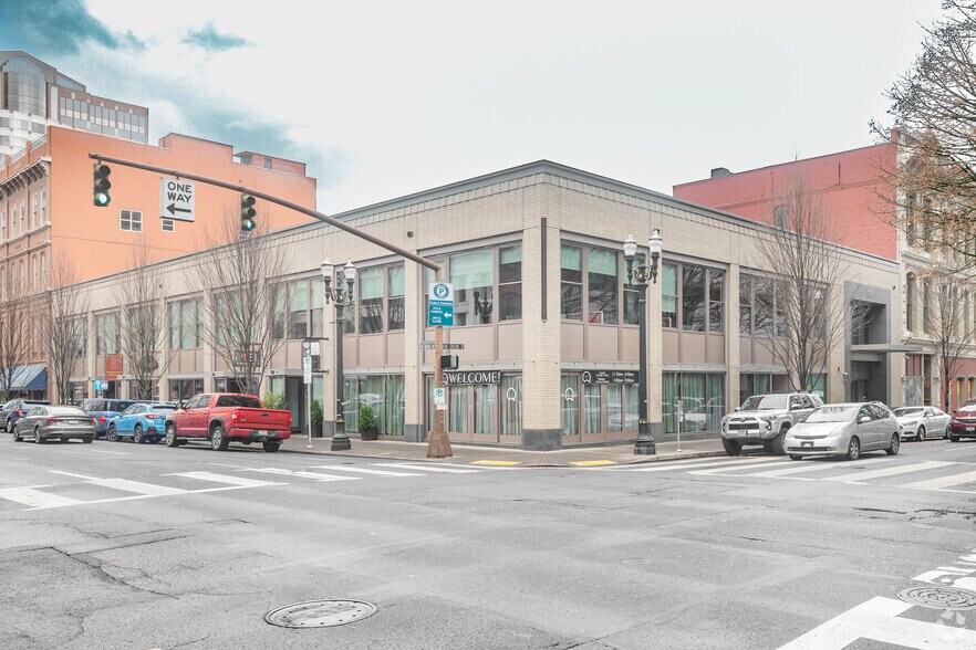 More Photos Of 826 SW 2nd Ave, Portland Storefront For Lease