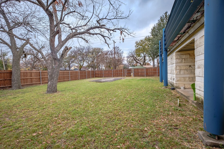 More Photos Of 2400 Empire Central, Dallas Medical For Lease