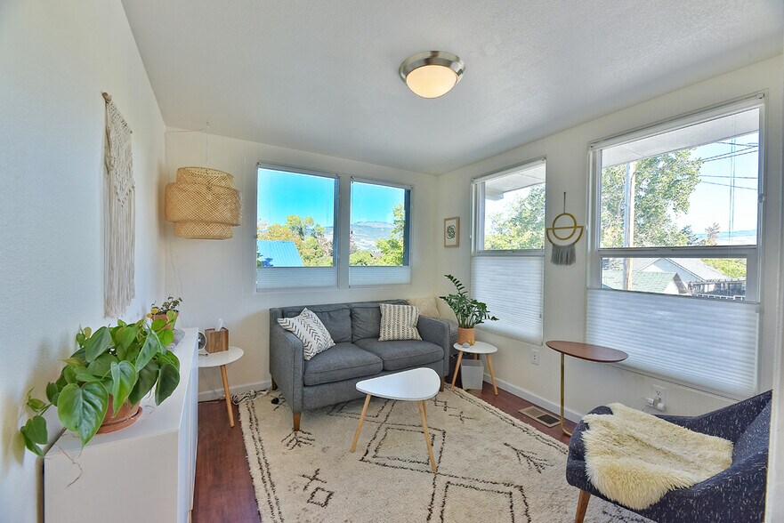More Photos Of 993 Siskiyou Blvd, Ashland Office For Sale