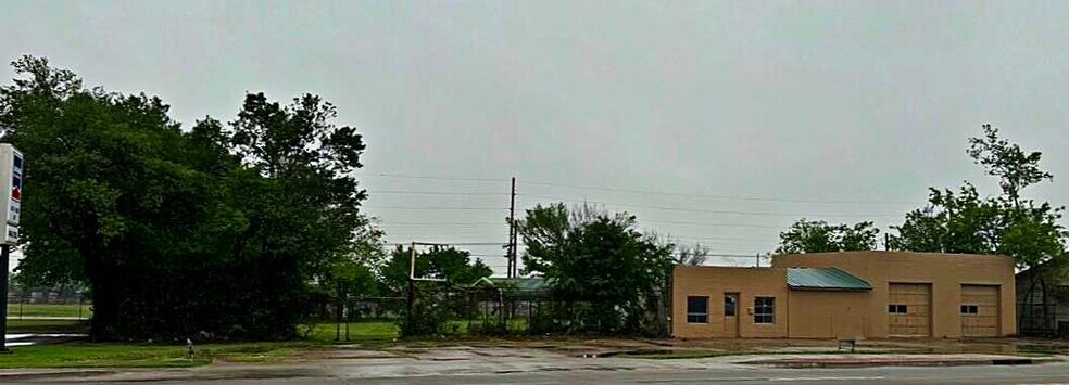 More Photos Of 728 Main St, Cushing Light Distribution For Sale