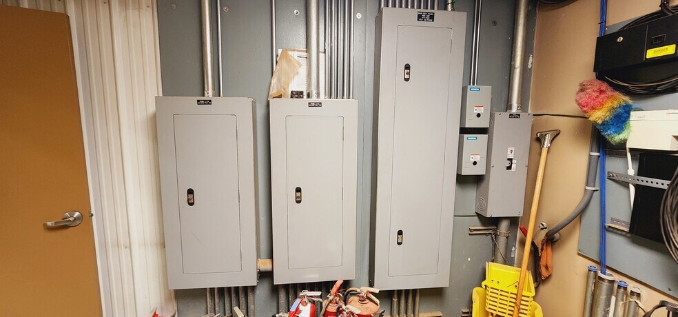 More Photos Of 860 35th Ave E, Dickinson Warehouse For Sale