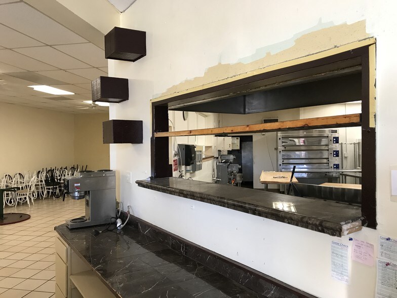 More Photos Of 126 Shadow Mountain Dr, El Paso Restaurant For Lease