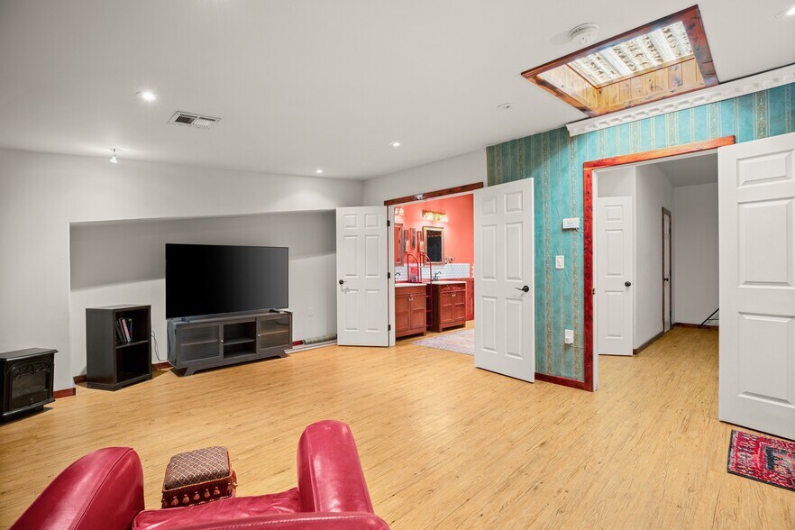 More Photos Of 4701 Hudson Bend Rd, Austin Freestanding For Sale