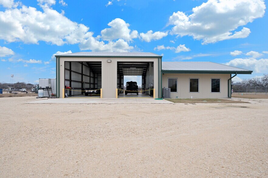 More Photos Of 200 N Yule Ave, Charlotte Office For Sale