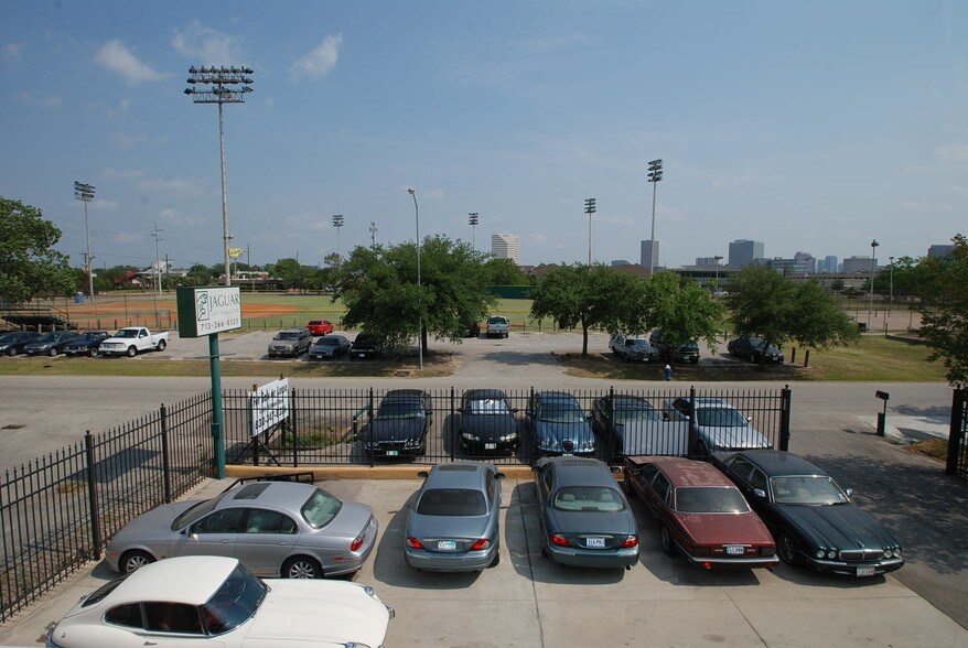 More Photos Of 5707 Schumacher Ln, Houston Auto Dealership For Lease