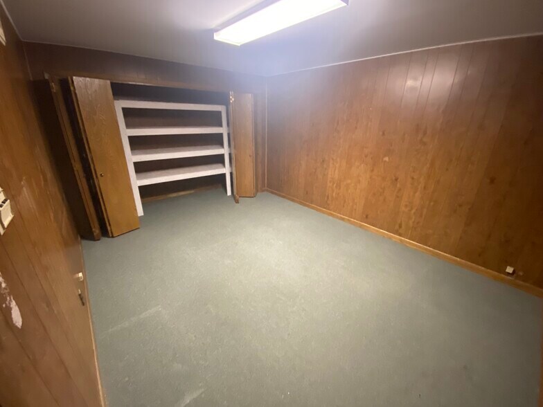 More Photos Of 103 S Stemmons St, Sanger Office For Lease