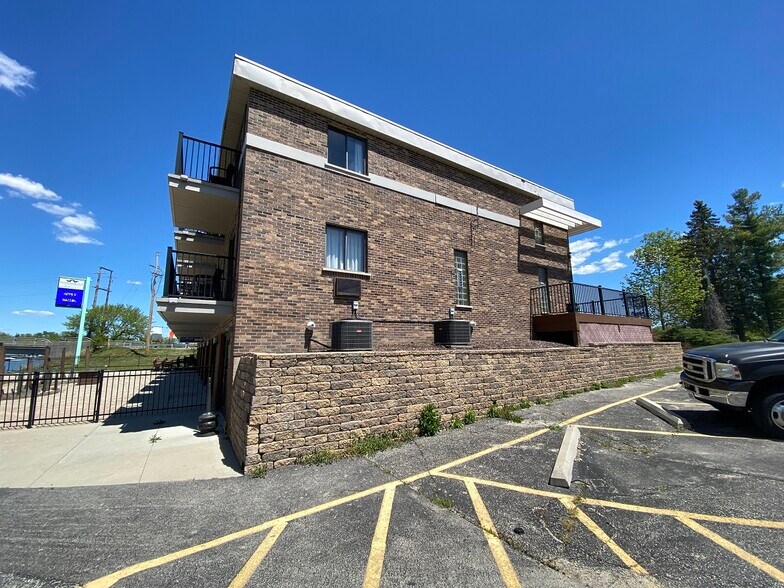 More Photos Of 3309 N Chapel Hill Road, Johnsburg Hotel For Sale