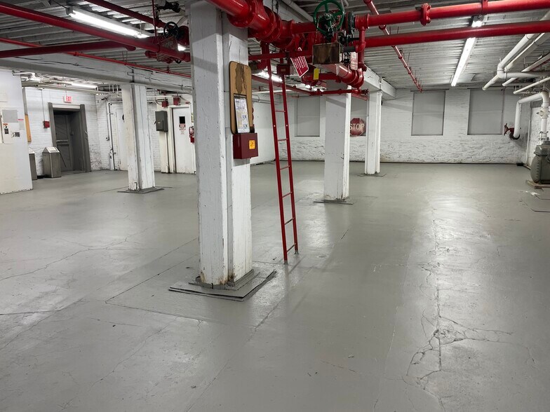 More Photos Of 550-560 Barry St, Bronx Industrial For Sale