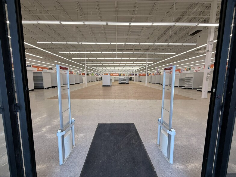 More Photos Of 2614 Bridge Ave, Albert Lea Freestanding For Lease