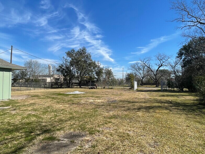 More Photos Of 1600 3rd Ave, La Marque Service For Lease