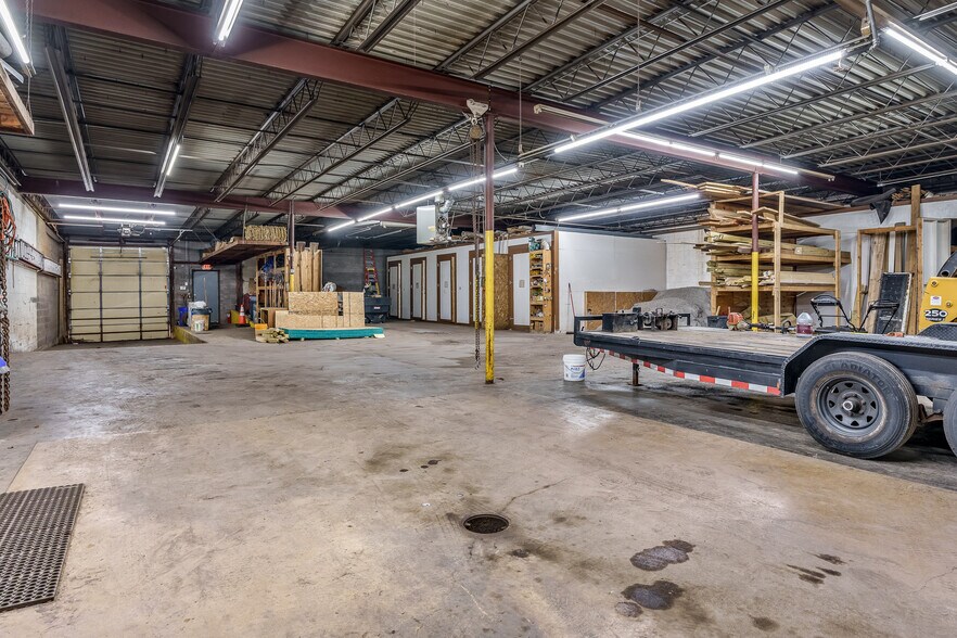 More Photos Of 415 N 3rd St, Rockford Light Distribution For Lease