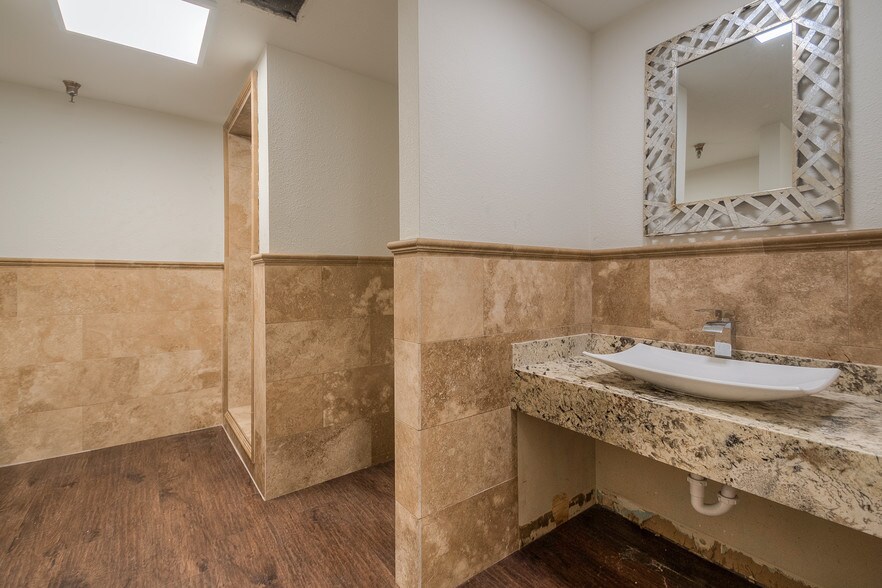 More Photos Of 4510 Duncanville Rd, Dallas Distribution For Sale