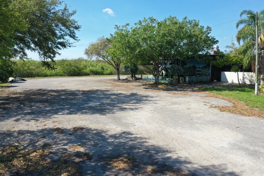 More Photos Of 9891-9915 W US HWY 27, Clewiston Flex For Sale