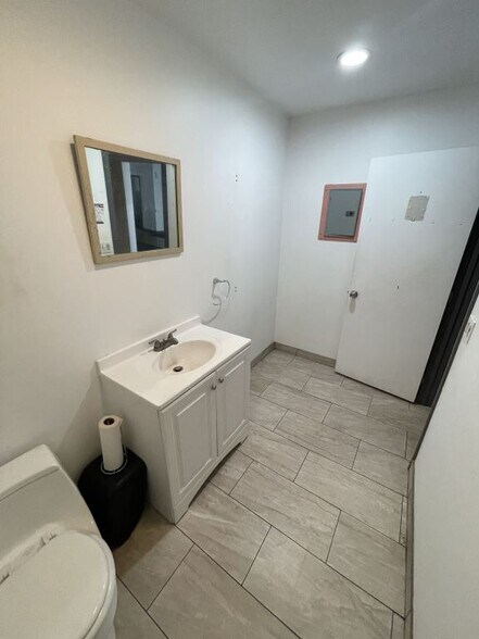 More Photos Of 6450 Bellingham Ave, North Hollywood Storefront Retail Office For Lease