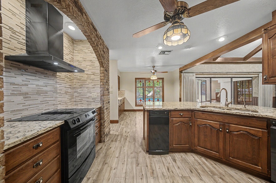 More Photos Of 2160 Laurence Dr, Clearwater Office For Sale