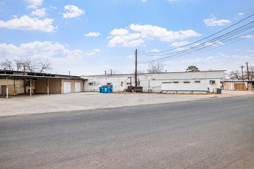 More Photos Of 905 E Main St, Fredericksburg General Retail For Sale