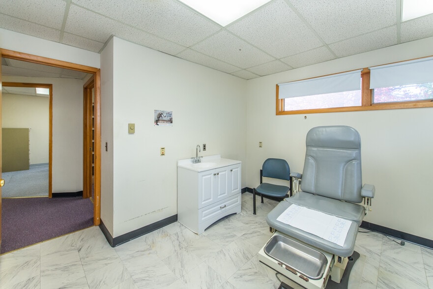 More Photos Of 125 Newton Sparta Rd, Newton Office For Lease