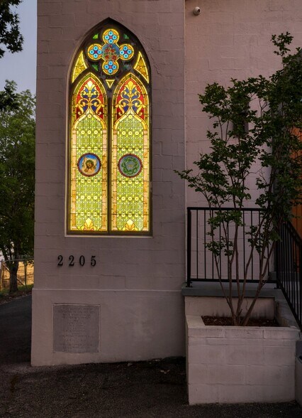 More Photos Of 2205 E 12th St, Austin Movie Radio TVStudio For Sale