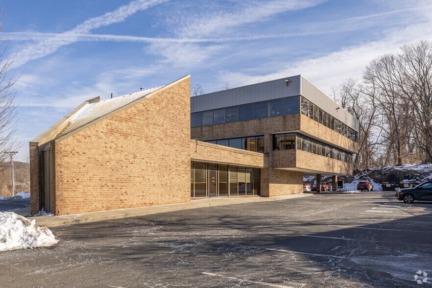 Primary Photo Of 108 Mill Plain Rd, Danbury Office For Lease