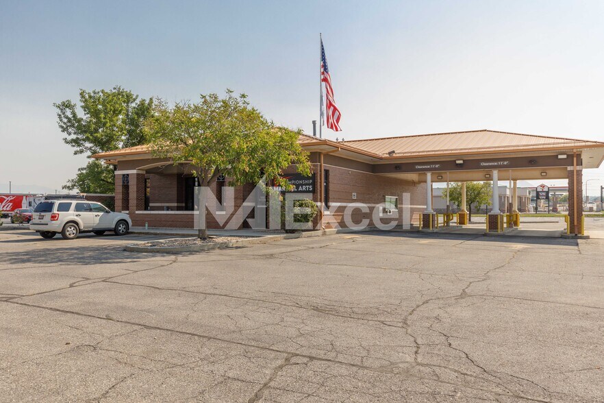 More Photos Of 2106 W 1800 N, Clinton Bank For Lease