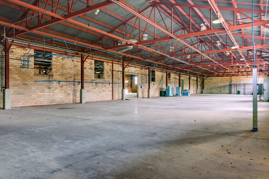 More Photos Of 580 Oak St, Hooks Manufacturing For Lease
