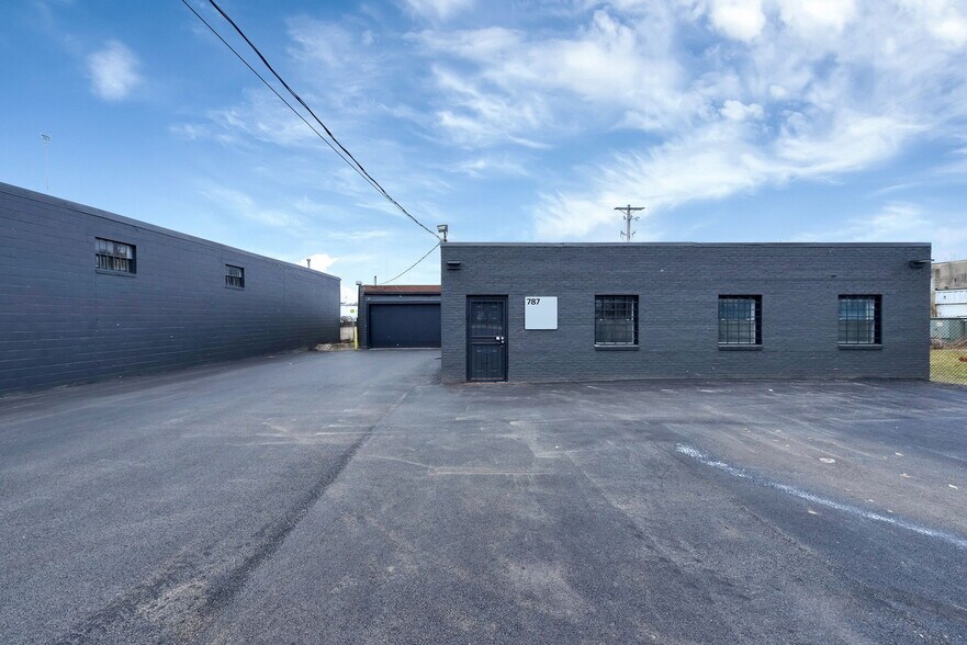 More Photos Of 787 Harmon Ave, Columbus Warehouse For Lease