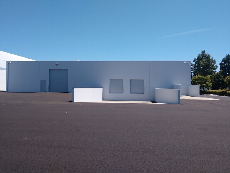 More Photos Of 27 Hughes, Irvine Warehouse For Sale