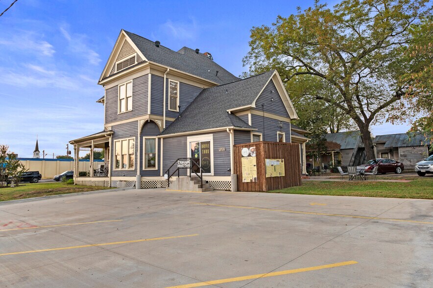 More Photos Of 202 N Newsom St, Mineola General Retail For Sale