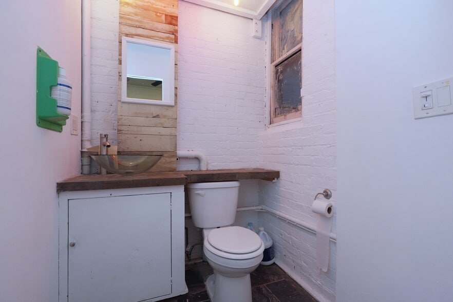 More Photos Of 225 34th St, Brooklyn Light Manufacturing For Lease