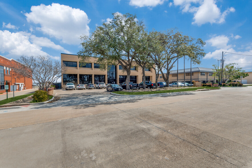 Primary Photo Of 15800 Dooley Rd, Addison Office For Sale