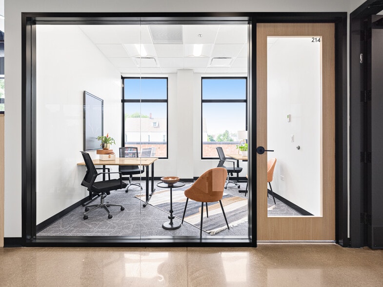 More Photos Of 3838 N Ravenswood Ave, Chicago Coworking Space