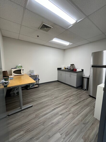 More Photos Of 10 Roessler Rd, Woburn Research And Development For Lease