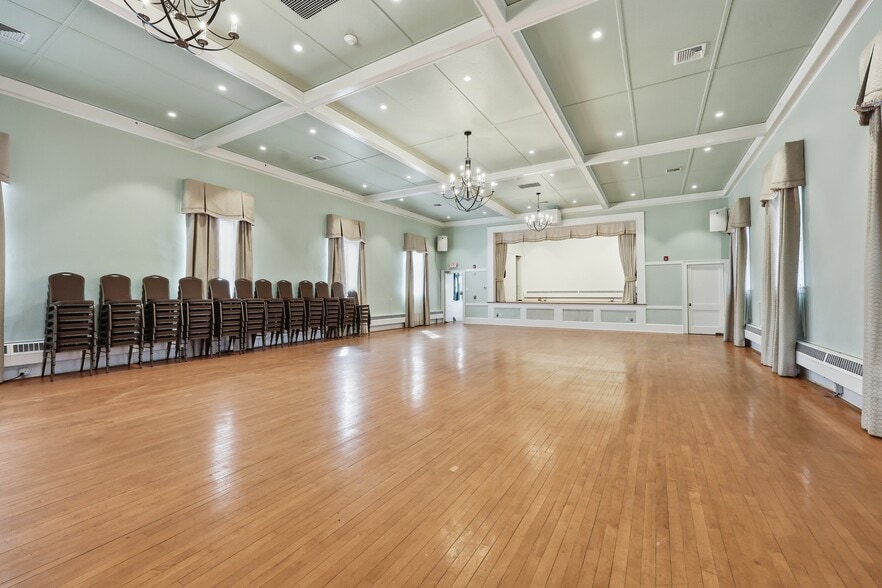 More Photos Of 43 Naubuc Ave, Glastonbury Flex For Sale