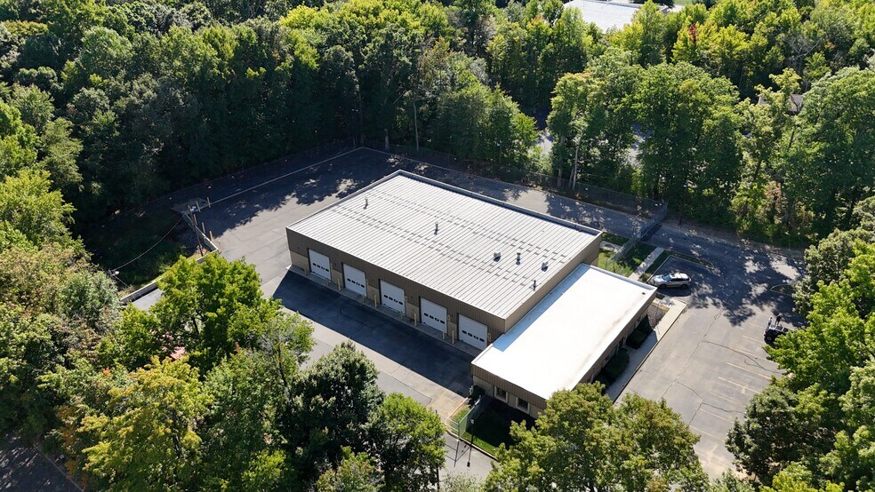 More Photos Of 111 Connecticut Dr, Burlington Warehouse For Lease