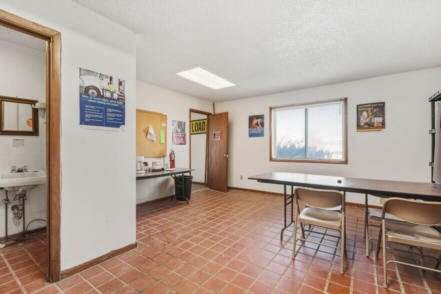 More Photos Of 604 Industrial Park Dr, Eldon Office For Sale