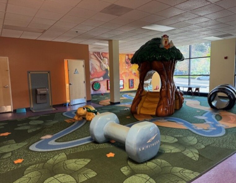More Photos Of 680 Hacienda Dr, Vista Health Club For Lease