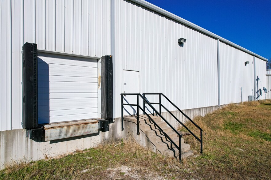 More Photos Of 27877 Glacier Point Rd, Lebanon Warehouse For Lease