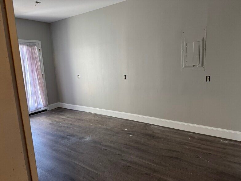 More Photos Of 199 Union St, Occoquan Storefront Retail Residential For Sale